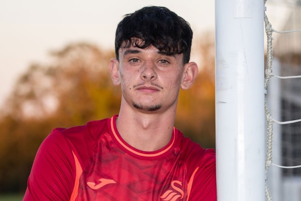 Arsenal midfielder Charlie Patino seals emotional transfer exit to club his father supports