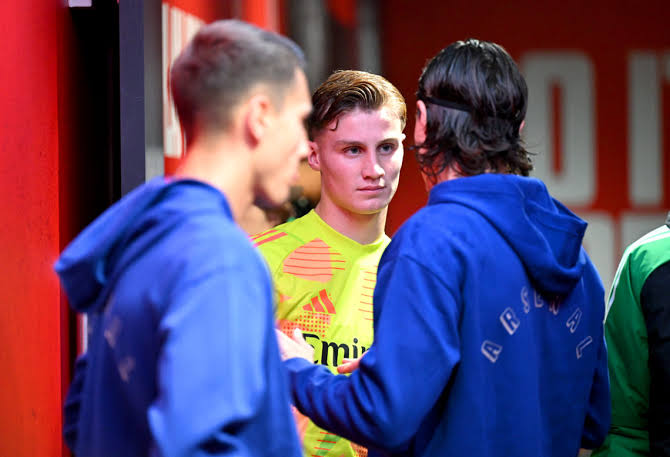 What Riccardo Calafiori was spotted doing to Arsenal debutant Jack Porter before kick-off vs Bolton