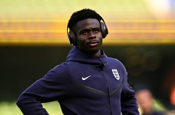 Arsenal star Bukayo Saka lays down hilarious challenge to Chelsea’s Noni Madueke on England duty