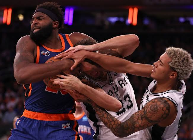 Knicks’ Deficiencies Laid Bare in Encounter with Elite Team