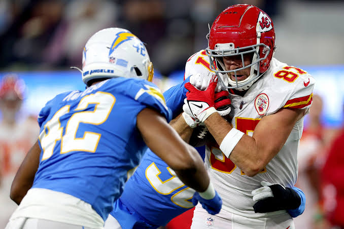 Raider Defender Fuels Rivalry With Mahomes Jab