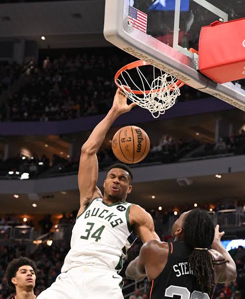 Giannis’ Thunderous Slam vs. Bulls Takes Internet by…