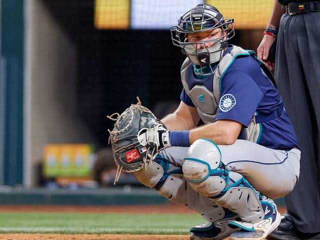 Rare Double: Mariner Catcher Eyes Dual Awards