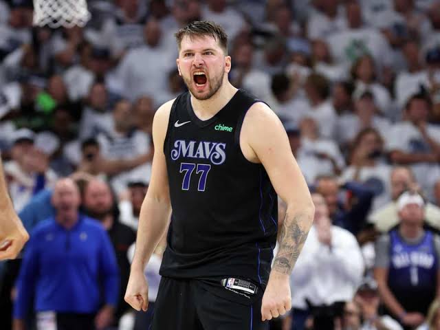 High-Flying Heroics: Luka Doncic’s Jaw-Dropping Shot Stuns the…