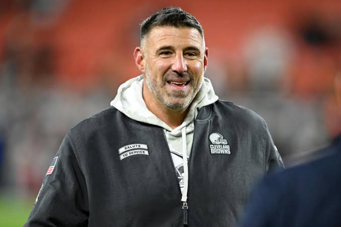 Mike Vrabel’s Secret Role Exposed: Insider Drops Bombshell About Titans Coach’s Responsibilities