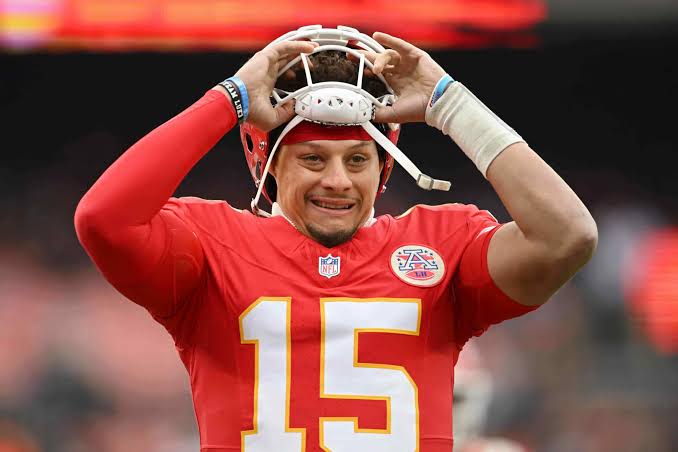 The Gift of a Lifetime: Patrick Mahomes Treats Chiefs’ O-Lineman to Unforgettable Christmas Surprise