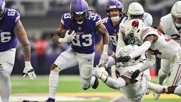 Defensive battle: Cardinals take slim lead into halftime, Vikings offense…