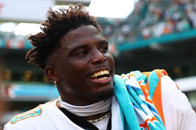 Panthers Pull Out All the Stops: Robert Hunt Recruits Tyreek Hill to Carolina in Shocking Move